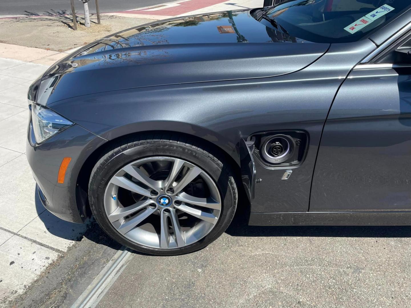 2018 DARK GRAY /GRAY BMW 3-Series 330e iPerformance Sedan (WBA8E1C57JA) with an 2.0L L4 DOHC 16V HYBRID engine, 8A transmission, located at 744 E Miner Ave, Stockton, CA, 95202, (209) 944-5770, 37.956863, -121.282082 - Photo#4